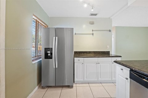 Villa ou maison à louer à Wilton Manors, Floride: 2 chambres, 76.18 m2 № 1929739 - photo 23