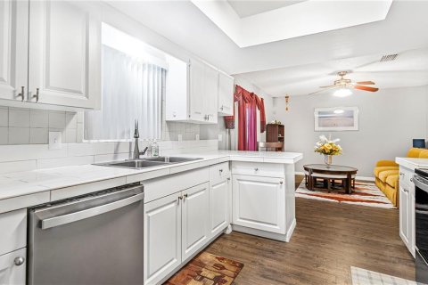 House in Orlando, Florida 3 bedrooms, 137.5 sq.m. № 1670724 - photo 8