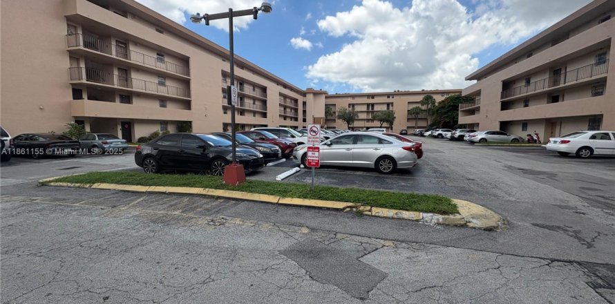 Condominio en Miami, Florida, 2 dormitorios  № 1983433