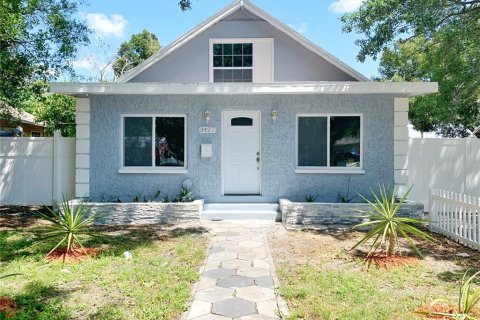 House in Saint Petersburg, Florida 3 bedrooms, 124.12 sq.m. № 2111136