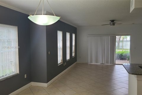 Touwnhouse à vendre à Miramar, Floride: 2 chambres, 100.33 m2 № 2240917 - photo 4