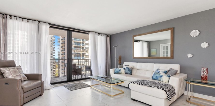 Condominio en Hollywood, Florida, 2 dormitorios № 1990778