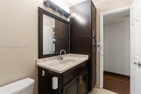 Adosado en venta en Hialeah, Florida, 3 dormitorios, 154.68 m2 № 2015862 - foto 21