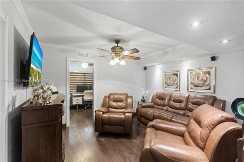 Adosado en venta en Hialeah, Florida, 3 dormitorios, 154.68 m2 № 2015862 - foto 4