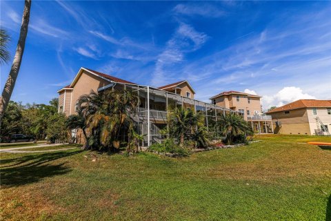 House in New Port Richey, Florida 4 bedrooms, 251.58 sq.m. № 1597300 - photo 10