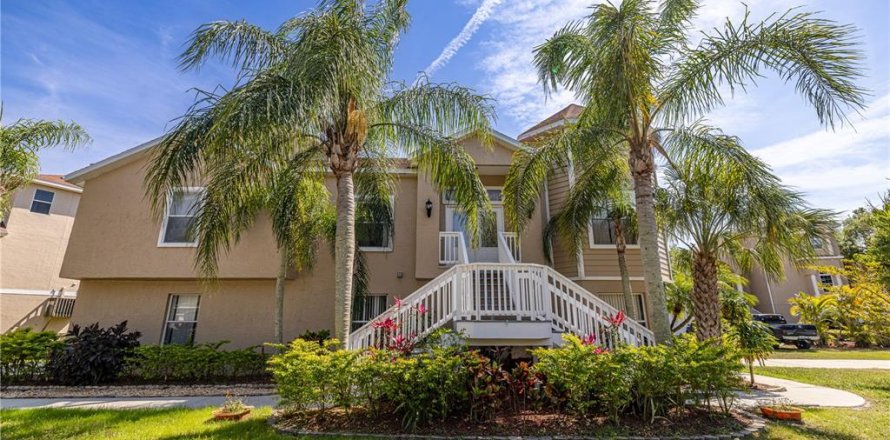 House in New Port Richey, Florida 4 bedrooms, 251.58 sq.m. № 1597300