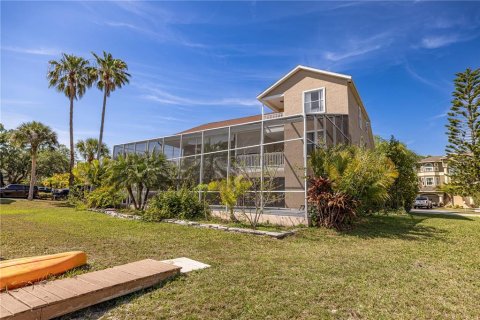 House in New Port Richey, Florida 4 bedrooms, 251.58 sq.m. № 1597300 - photo 6