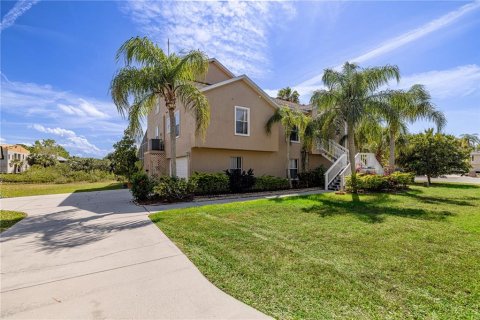 House in New Port Richey, Florida 4 bedrooms, 251.58 sq.m. № 1597300 - photo 2