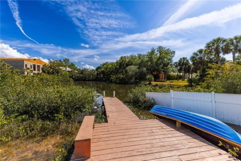 House in New Port Richey, Florida 4 bedrooms, 251.58 sq.m. № 1597300 - photo 8