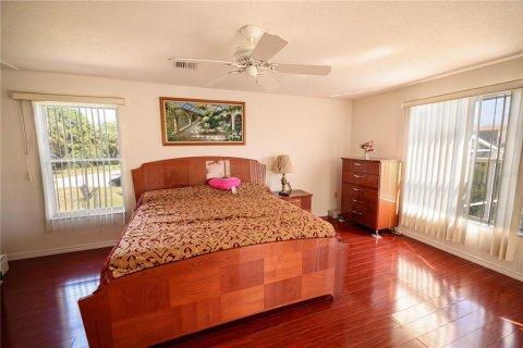 House in New Port Richey, Florida 4 bedrooms, 251.58 sq.m. № 1597300 - photo 17