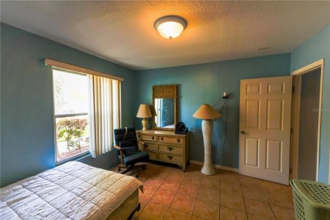 House in New Port Richey, Florida 4 bedrooms, 251.58 sq.m. № 1597300 - photo 13