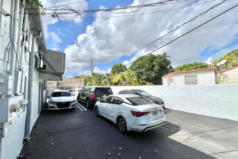 Propiedad comercial en venta en Miami, Florida № 1948756 - foto 9