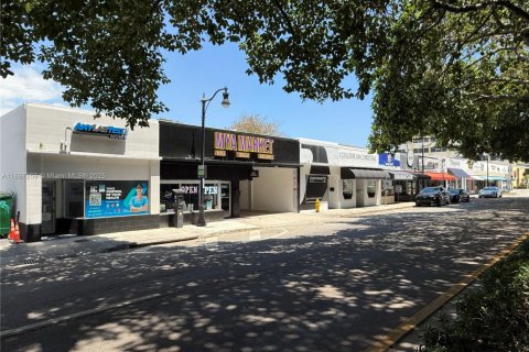 Propiedad comercial en venta en Miami, Florida № 1948756 - foto 2