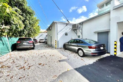 Propiedad comercial en venta en Miami, Florida № 1948756 - foto 11