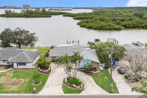 House in Seminole, Florida 2 bedrooms, 185.06 sq.m. № 1833574 - photo 1