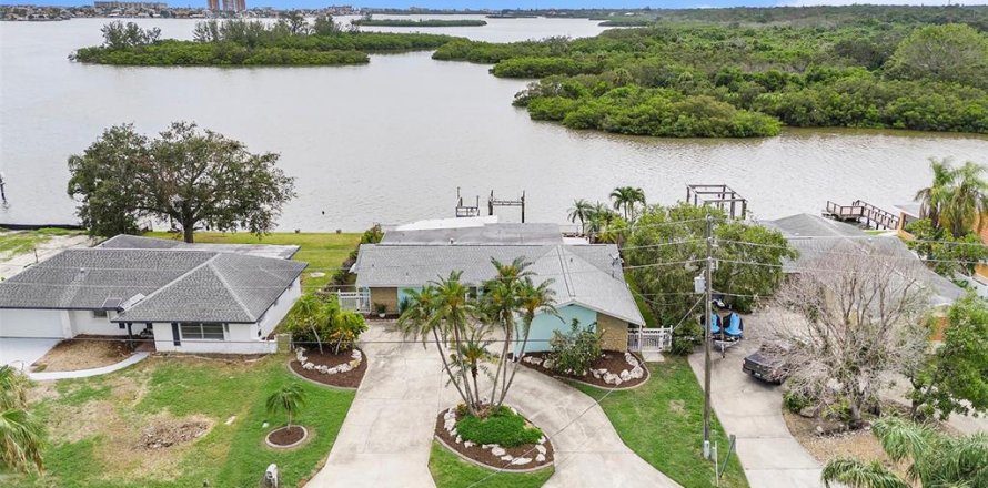House in Seminole, Florida 2 bedrooms, 185.06 sq.m. № 1833574