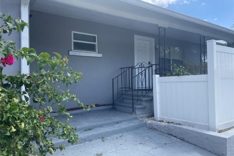 Casa en alquiler en Tampa, Florida, 3 dormitorios, 151.34 m2 № 1567441 - foto 2