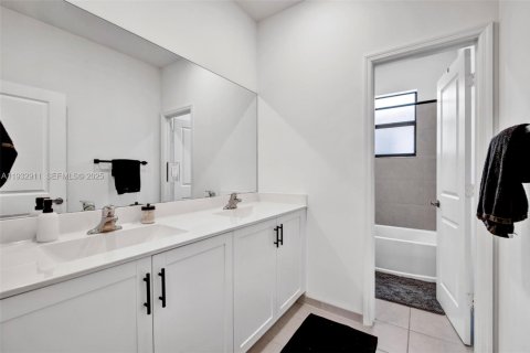 Casa en alquiler en Cutler Bay, Florida, 4 dormitorios, 266.63 m2 № 1991698 - foto 25