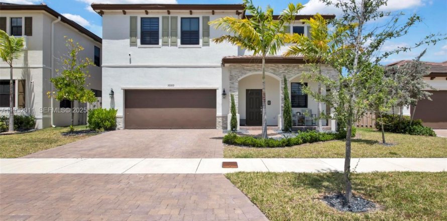 Casa en Cutler Bay, Florida 4 dormitorios, 266.63 m2 № 1991698