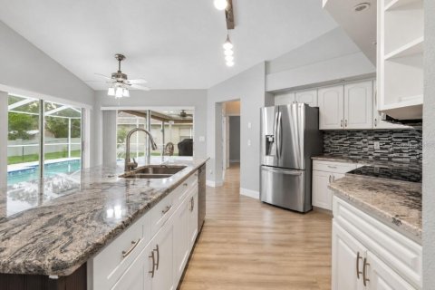 House in Spring Hill, Florida 4 bedrooms, 213.3 sq.m. № 2258431 - photo 11