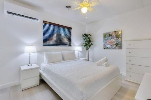 House in Hollywood, Florida 3 bedrooms, 174.28 sq.m. № 2169402 - photo 8