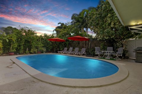 House in Hollywood, Florida 3 bedrooms, 174.28 sq.m. № 2169402 - photo 2
