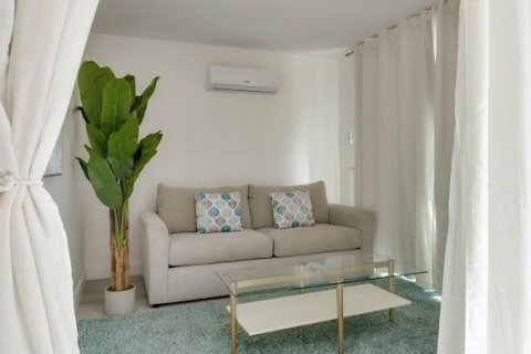 House in Hollywood, Florida 3 bedrooms, 174.28 sq.m. № 2169402 - photo 5