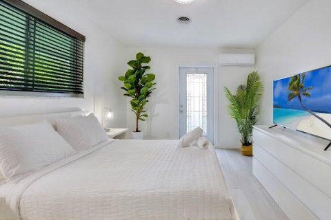 House in Hollywood, Florida 3 bedrooms, 174.28 sq.m. № 2169402 - photo 7