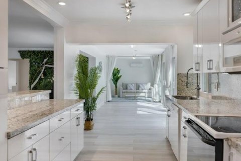 House in Hollywood, Florida 3 bedrooms, 174.28 sq.m. № 2169402 - photo 3
