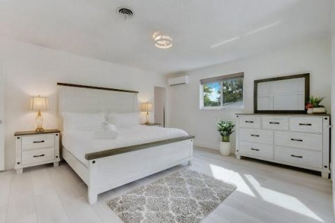 House in Hollywood, Florida 3 bedrooms, 174.28 sq.m. № 2169402 - photo 12