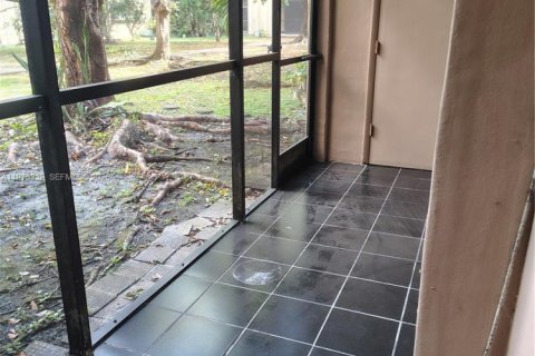 Condo in Miami, Florida, 1 bedroom  № 2044656 - photo 2