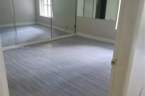 Condo in Miami, Florida, 1 bedroom  № 2044656 - photo 3