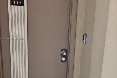 Condominio en Miami, Florida, 1 dormitorio  № 2044656