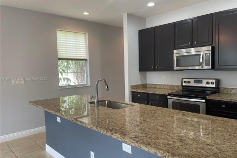 Adosado en alquiler en Pembroke Pines, Florida, 3 dormitorios, 168.8 m2 № 1978561 - foto 1