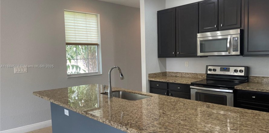 Adosado en Pembroke Pines, Florida 3 dormitorios, 168.8 m2 № 1978561