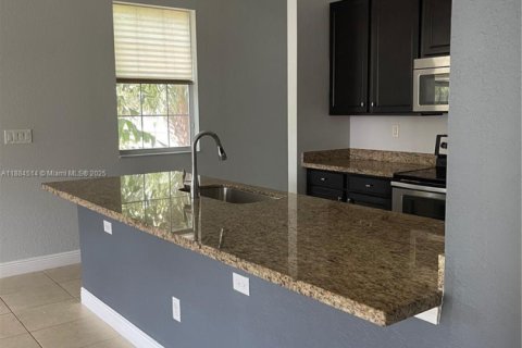Adosado en alquiler en Pembroke Pines, Florida, 3 dormitorios, 168.8 m2 № 1978561 - foto 2