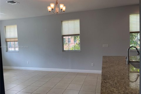 Adosado en alquiler en Pembroke Pines, Florida, 3 dormitorios, 168.8 m2 № 1978561 - foto 8