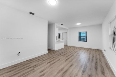 Casa en venta en Miami, Florida, 3 dormitorios, 90.58 m2 № 1999958 - foto 3