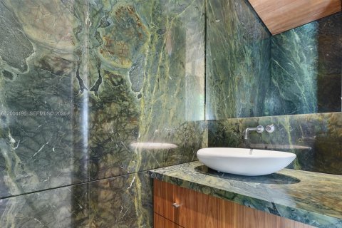 House in Miami Beach, Florida 7 bedrooms, 656.45 sq.m. № 2068547 - photo 12