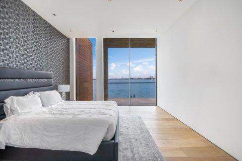 House in Miami Beach, Florida 7 bedrooms, 656.45 sq.m. № 2068547 - photo 20