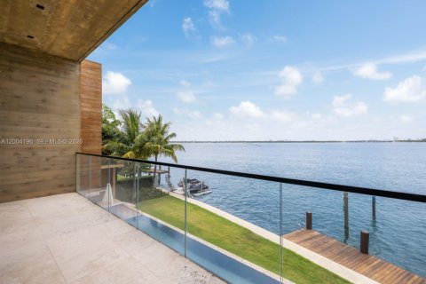 House in Miami Beach, Florida 7 bedrooms, 656.45 sq.m. № 2068547 - photo 21