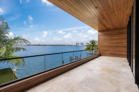 House in Miami Beach, Florida 7 bedrooms, 656.45 sq.m. № 2068547 - photo 18