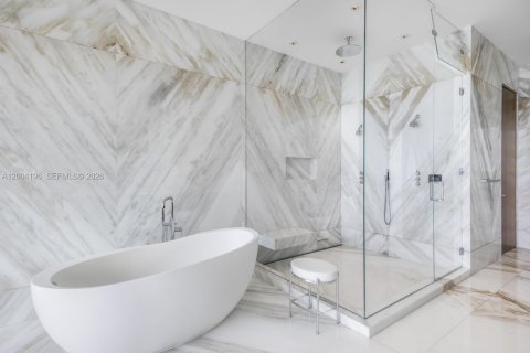 House in Miami Beach, Florida 7 bedrooms, 656.45 sq.m. № 2068547 - photo 15