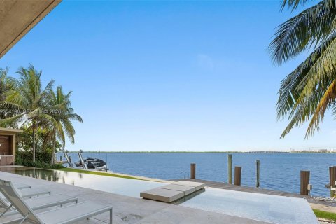 House in Miami Beach, Florida 7 bedrooms, 656.45 sq.m. № 2068547