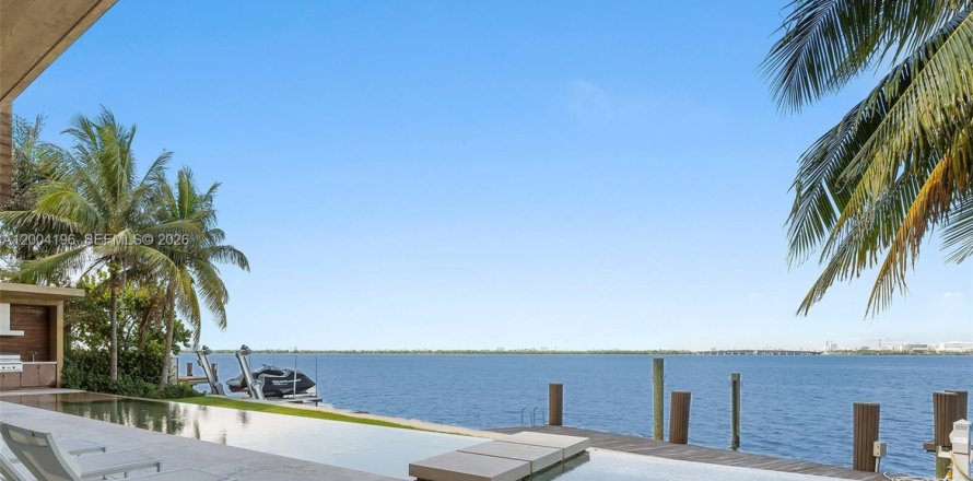 House in Miami Beach, Florida 7 bedrooms, 656.45 sq.m. № 2068547