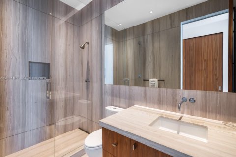 House in Miami Beach, Florida 7 bedrooms, 656.45 sq.m. № 2068547 - photo 25