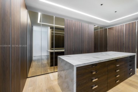 House in Miami Beach, Florida 7 bedrooms, 656.45 sq.m. № 2068547 - photo 19