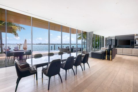 House in Miami Beach, Florida 7 bedrooms, 656.45 sq.m. № 2068547 - photo 8