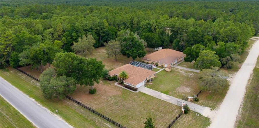 House in Ocala, Florida 4 bedrooms, 722.87 sq.m. № 1746771