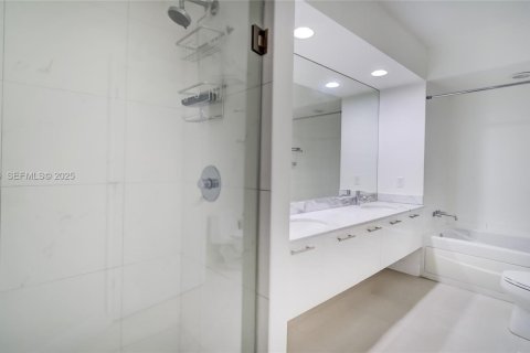 Condo in Miami, Florida, 1 bedroom  № 1994760 - photo 15